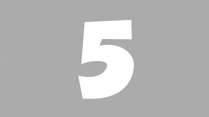 Возбужденная девчонка резиновым самотыком растягивает свою тугую попку