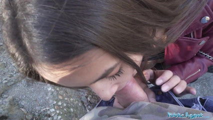 Взяла в рот у пикапера на улице, а затем дала в писю за деньги