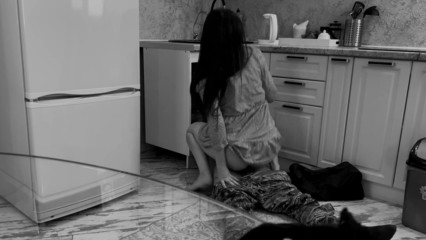 Русская мамка возбудилась и уселась на член сантехника