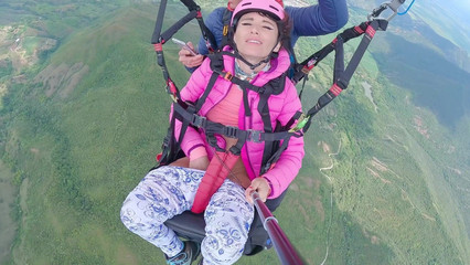 Телка сквиртует во время полета на параплане на высоте 3000 м над уровнем моря