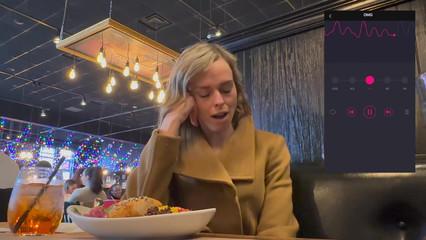 Снял на камеру, как жена кончает в ресторане от дистанционного вибратора в пизде