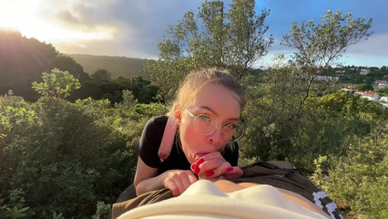 Увидела у парня стояк в штанах и отсосала ему на природе