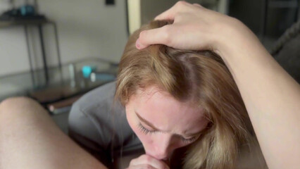 Старший брат заставил сестру сосать хуй вместо просмотра фильма